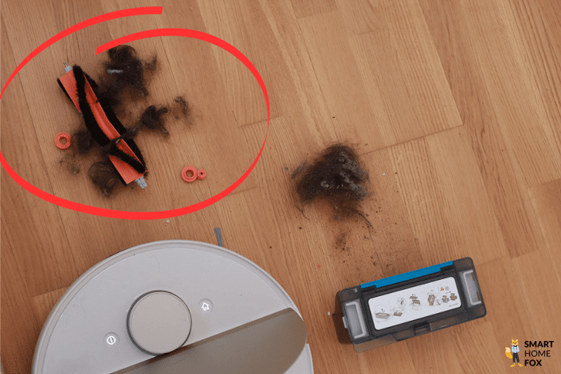 Das Testergebnis des Philips HomeRun beim Aufsaugen von Haaren ist zu sehen.